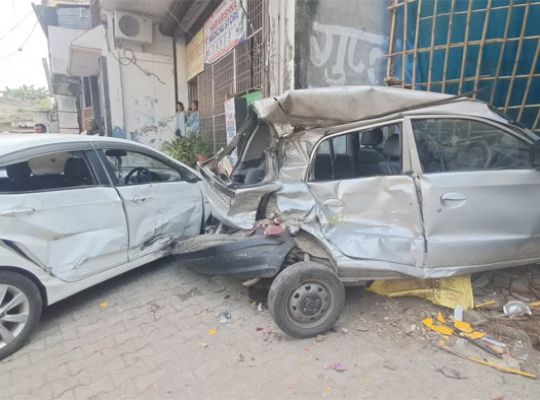Uttarakhand: Private bus goes out of control, rams violently into an auto and four cars; auto driver loses his hand.