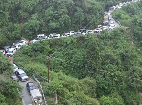 Big News: Traffic jams at Kainchi Dham are starting to impact Kumaon's economy! The Bageshwar-Haldwani journey now takes much longer than the usual six hours.