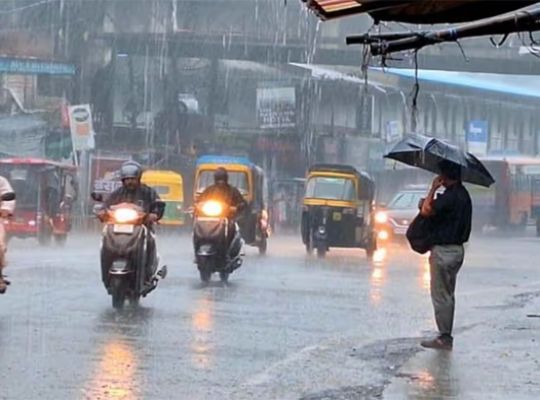 Uttarakhand: Weather takes a turn again! Rain and thunderstorm alert for Kumaon and Garhwal; first snowfall on high peaks.