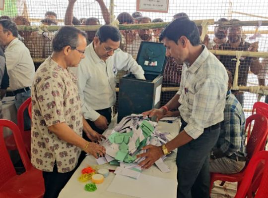 Breaking News: Vote counting underway in Kichha-Siraulikalan! Results for several wards are in; Congress dominates in some areas, while the BJP and independent candidates have secured victories in others.
