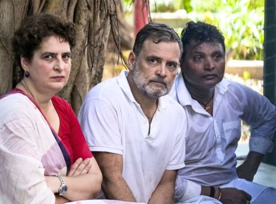 Big news: Police action against Rahul and Priyanka Gandhi for protesting against SIR! FIR lodged against them for entering the Akashvani Bhavan premises
