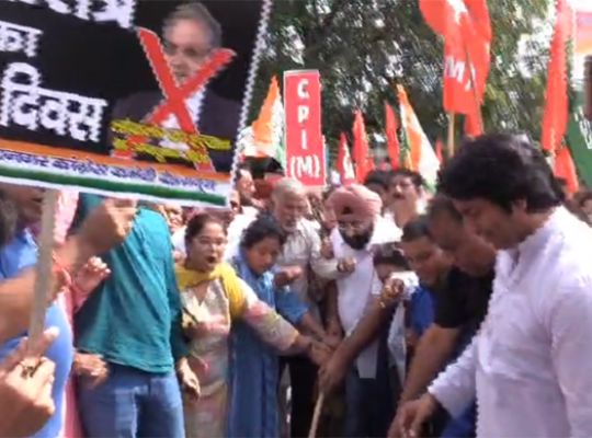 Uttarakhand: Political temperature rises over SIR! Cases filed against several leaders, including Rahul Gandhi and Priyanka Gandhi, in Delhi; 'INDIA' alliance launches a protest in Uttarakhand.