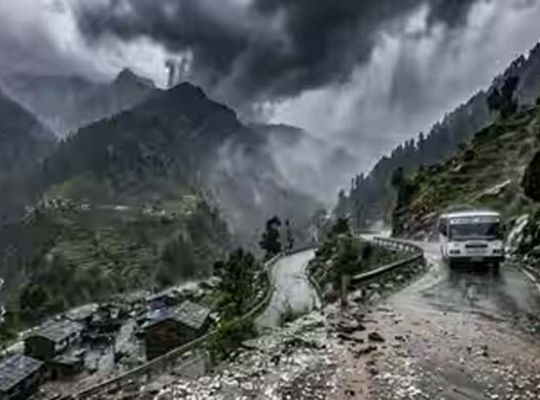 Cold intensifies in Uttarakhand due to rain and snowfall! Alerts issued for Dehradun, Nainital, and Pithoragarh; heavy rainfall reported in several areas.