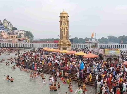Uttarakhand: A surge of faith from Haridwar to Devprayag and Srinagar on Pitra Visarjan! Devotees flocked to the ghats of the Ganga and Alaknanda rivers to perform *Tarpan* and *Pind Daan* for their ancestors.