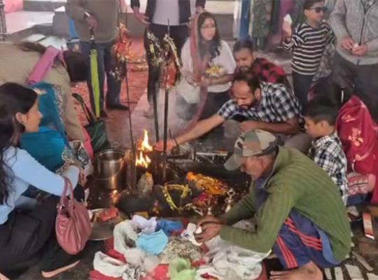 Sharadiya Navratri: Devotees in Devbhoomi immersed in devotion to Goddess Durga! Crowds of devotees throng the temples.