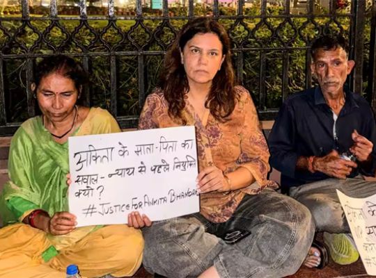 Uttarakhand: Ankita Bhandari case &ndash; Uproar at India Gate until midnight as protesters demand justice; protesters, including her parents, taken into custody and later released.