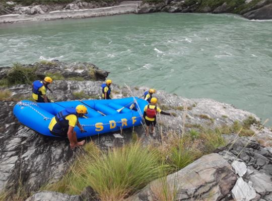 Uttarakhand: Accident in Devprayag! A car traveling from Chandigarh to Rudraprayag fell into a gorge; two people died.