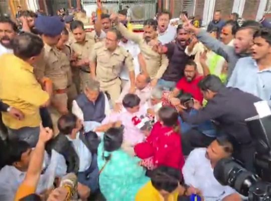 Big News: Congress stages aggressive protest in Dehradun over the alleged 'VIP' involved in the Ankita Bhandari case; several leaders taken into custody.