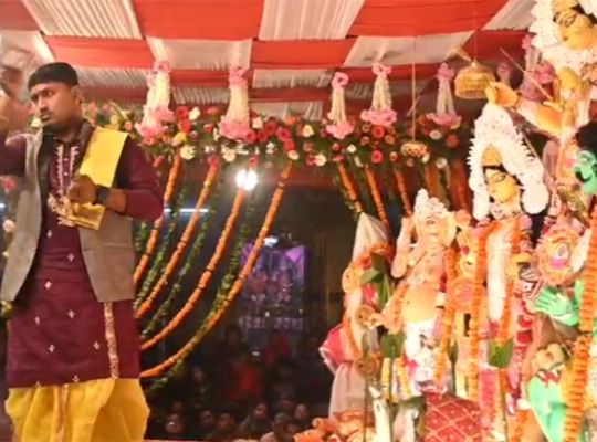  Durga Mahotsav in full swing in Nainital! The shrine of Maa Naina Devi resonates with devotional chants and mantras, showcasing a unique blend of Bengali worship traditions and Kumaoni culture.