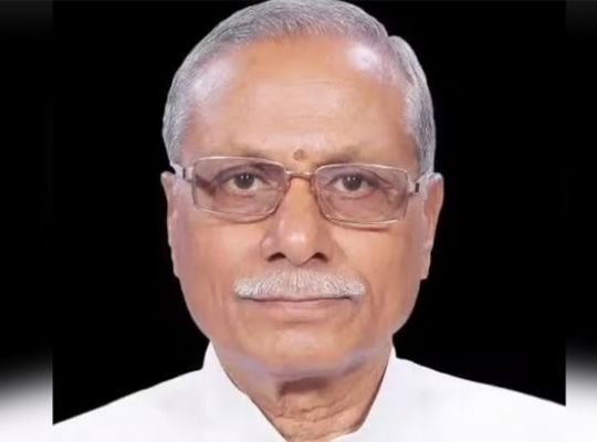 Uttarakhand: New Governor Dr. Dhal Singh Bisen takes the oath! He was welcomed with a Guard of Honour at Jolly Grant Airport.