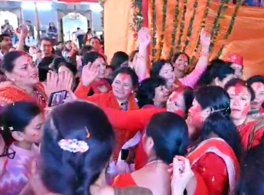 Nainital. The Durga Puja festival concluded amidst deep faith and emotion! The *dola* (palanquin/procession carriage) of Goddess Durga set out from the Naina Devi Temple for a procession through the town.