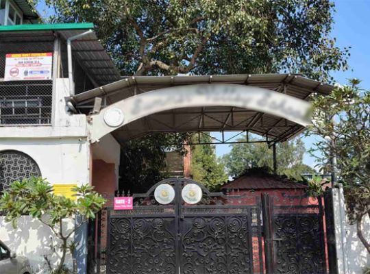  Uttarakhand: Serious questions raised regarding the safety of female students at a prestigious school in Dehradun! Physics teacher accused of inappropriate touching.