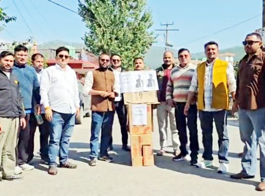 Bageshwar: Public anger over Akhilesh Yadav's remarks! BJYM burnt effigy, warned not to play with the self-respect of Devbhoomi