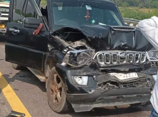 Breaking News: Rahul Gandhi&rsquo;s convoy meets with an accident while en route to Sultanpur! Several vehicles collided in a chain-reaction crash on the Purvanchal Expressway; 5 vehicles and an ambulance were damaged.
