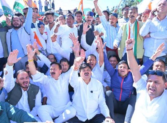 Uttarakhand: Congress launches a two-pronged offensive against the Dhami government in Gairsain! Hundreds of party workers reached Diwalikhal to lay siege to the Legislative Assembly, while slogans alleging corruption and 'vote theft' echoed inside the House.